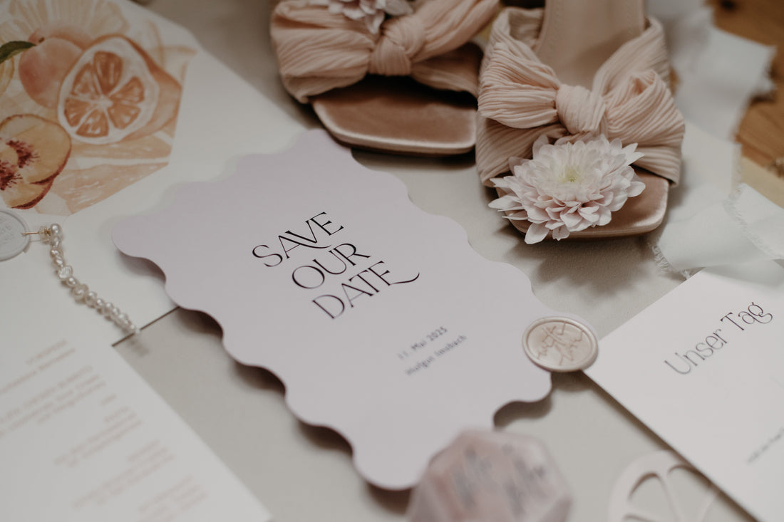 Hochzeitseinladung mit Wellen-Rand