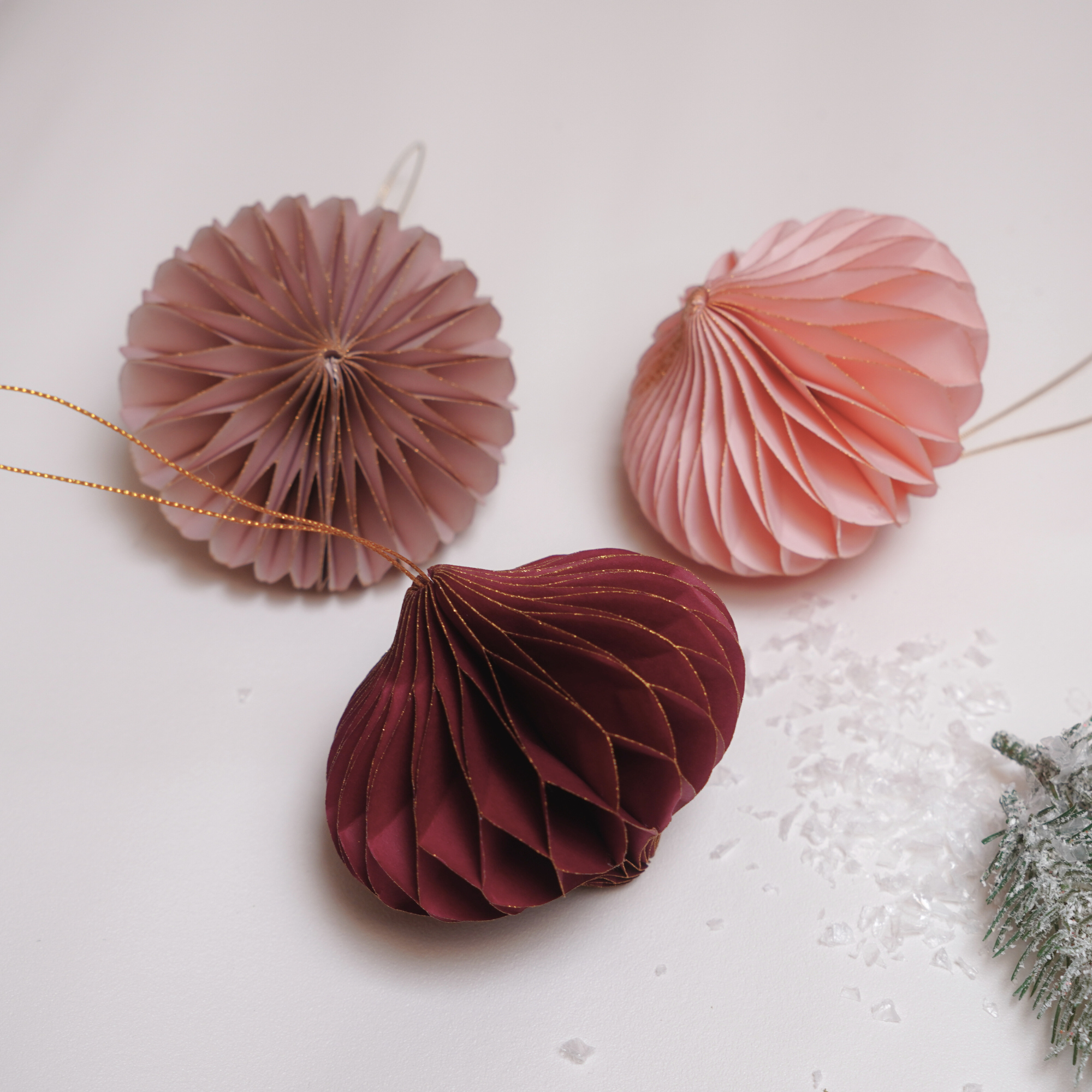 Handgemachte Papier Weihnachtskugeln mit Magnet