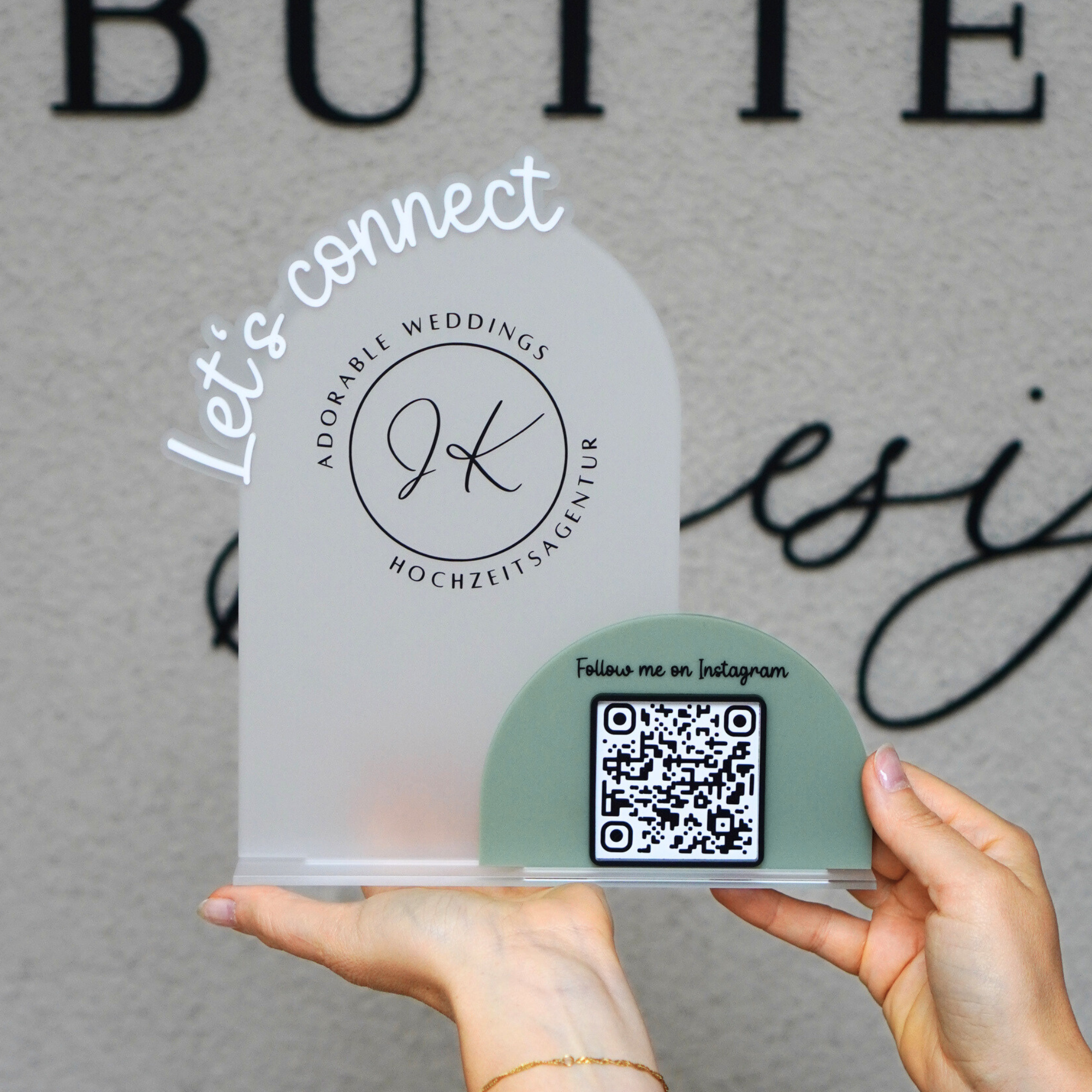 Personalisiertes 3D Tischschild mit Firmenlogo und QR Code