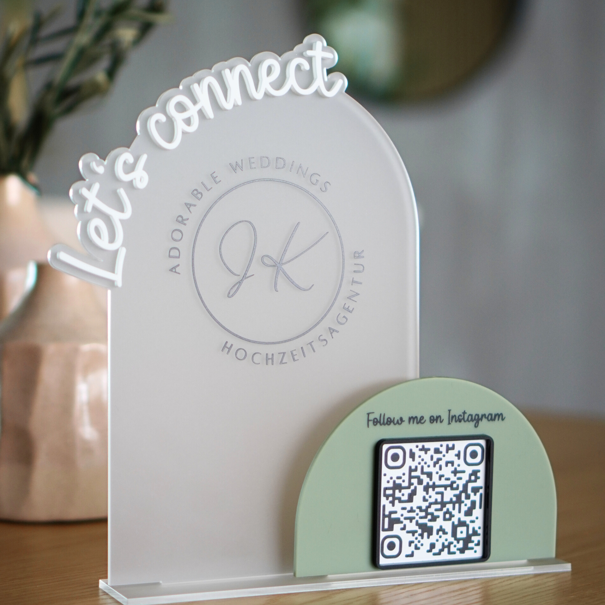 Personalisiertes 3D Tischschild mit Firmenlogo und QR Code