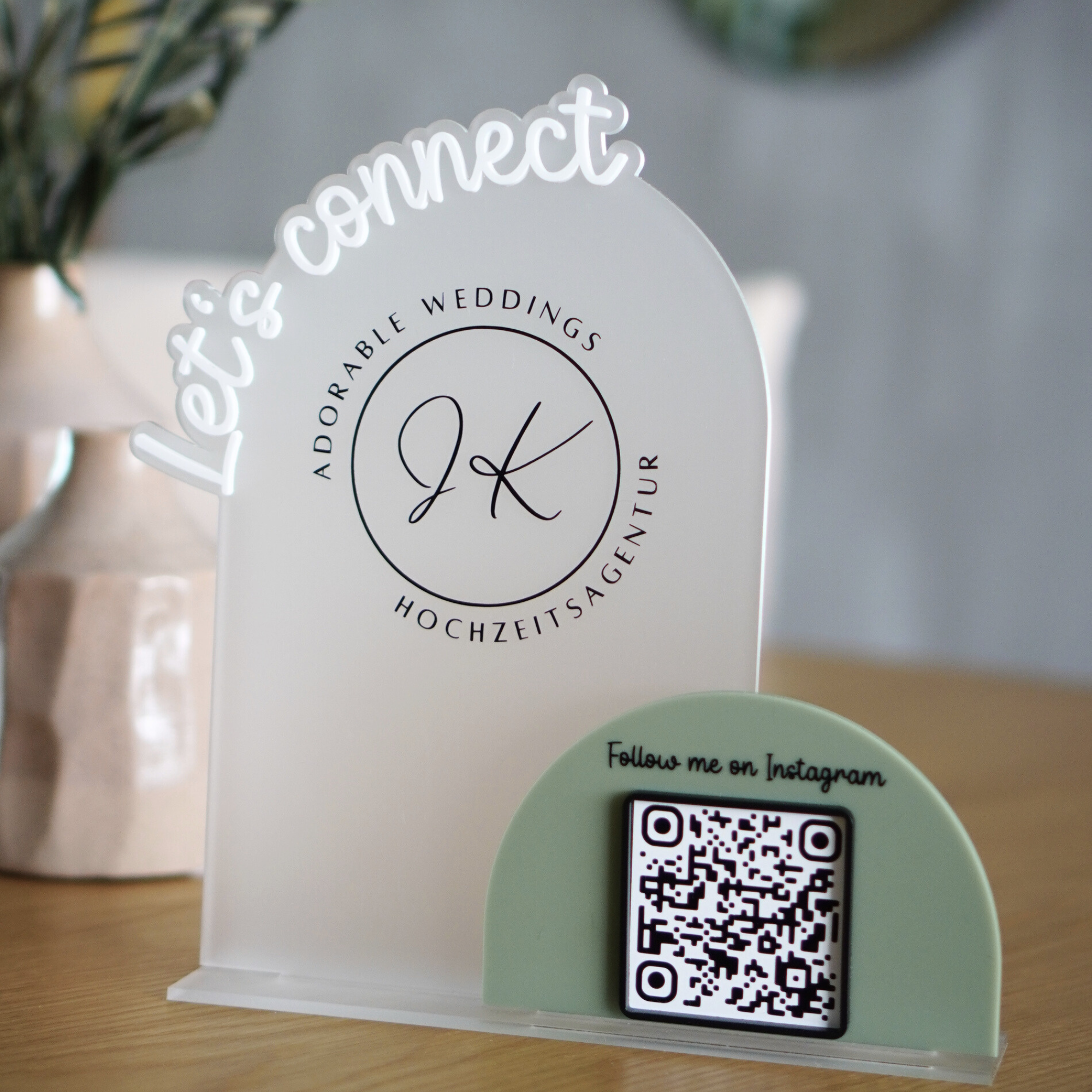 Personalisiertes 3D Tischschild mit Firmenlogo und QR Code