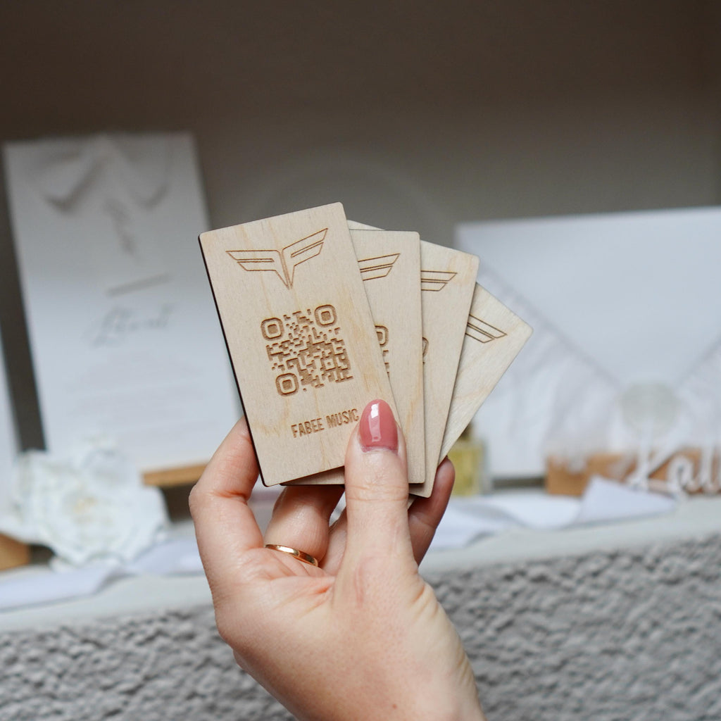 Personalisierte Visitenkarten aus Holz - mit Logo und QR Code