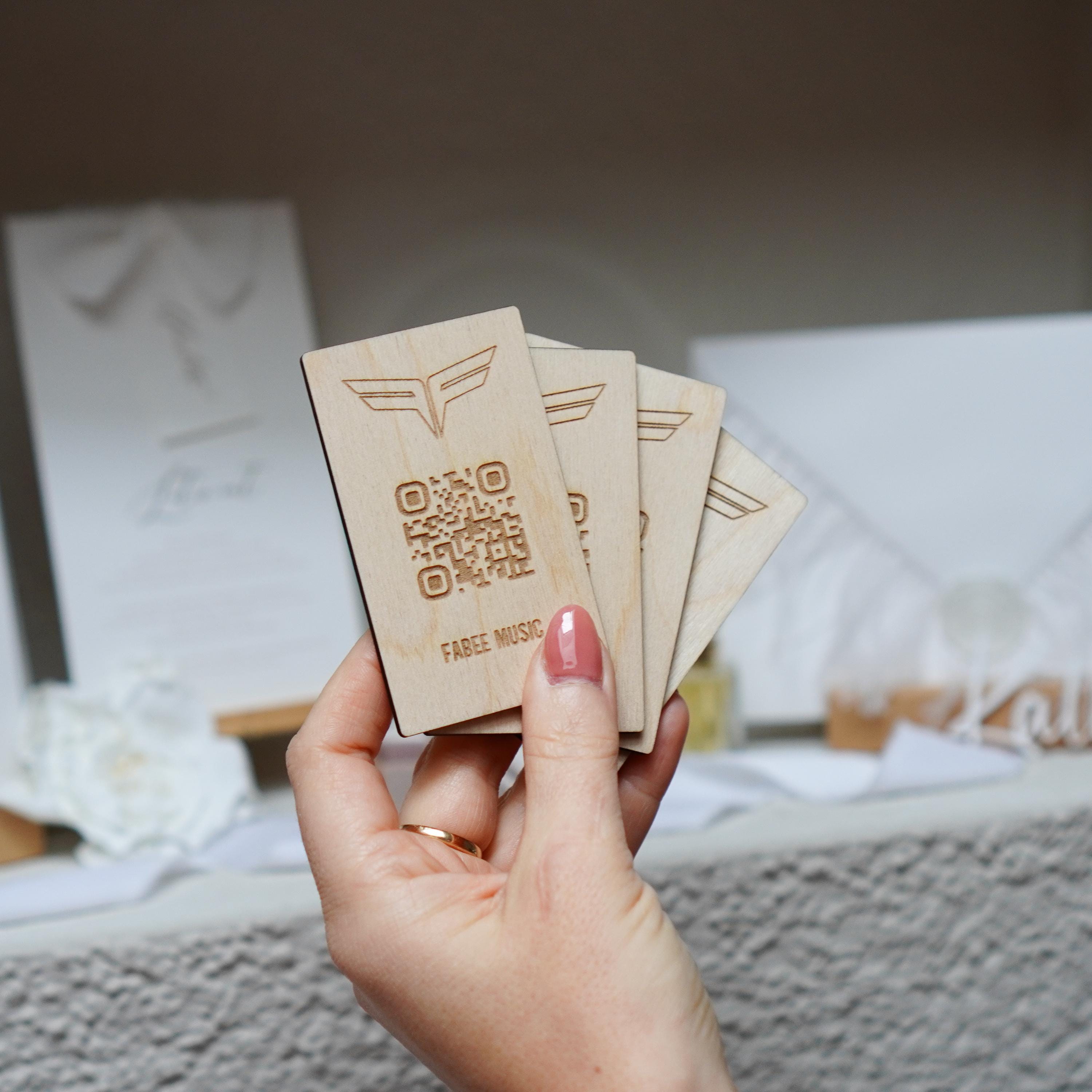 Personalisierte Visitenkarten aus Holz - mit Logo und QR Code