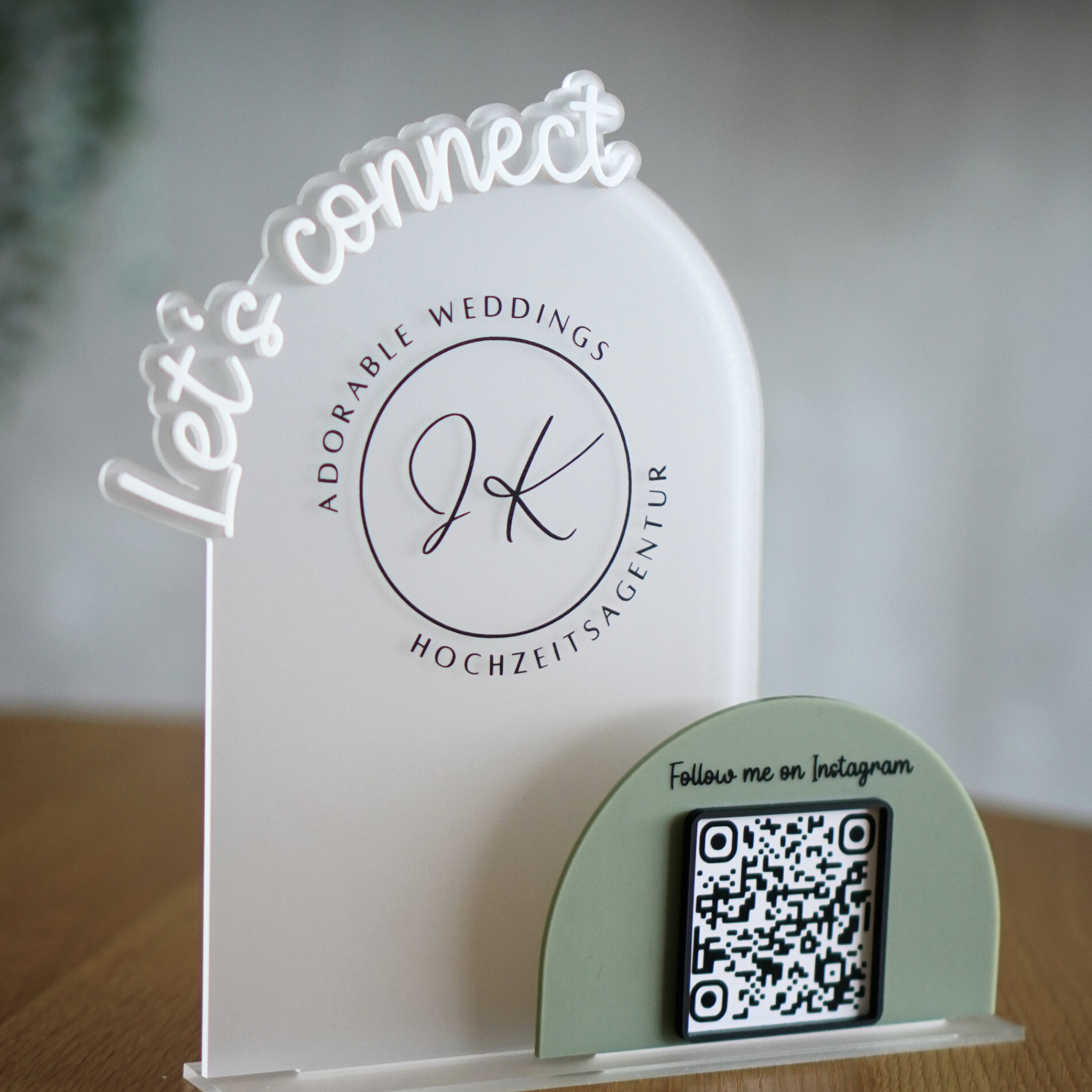 Personalisiertes 3D Tischschild mit Firmenlogo und QR Code