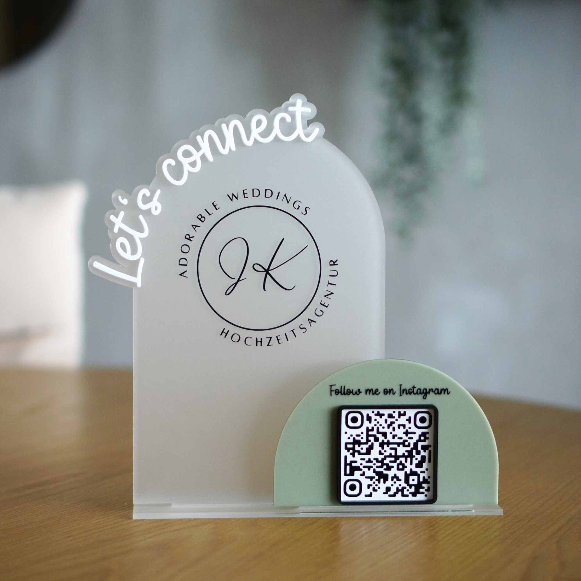 Personalisiertes 3D Tischschild mit Firmenlogo und QR Code