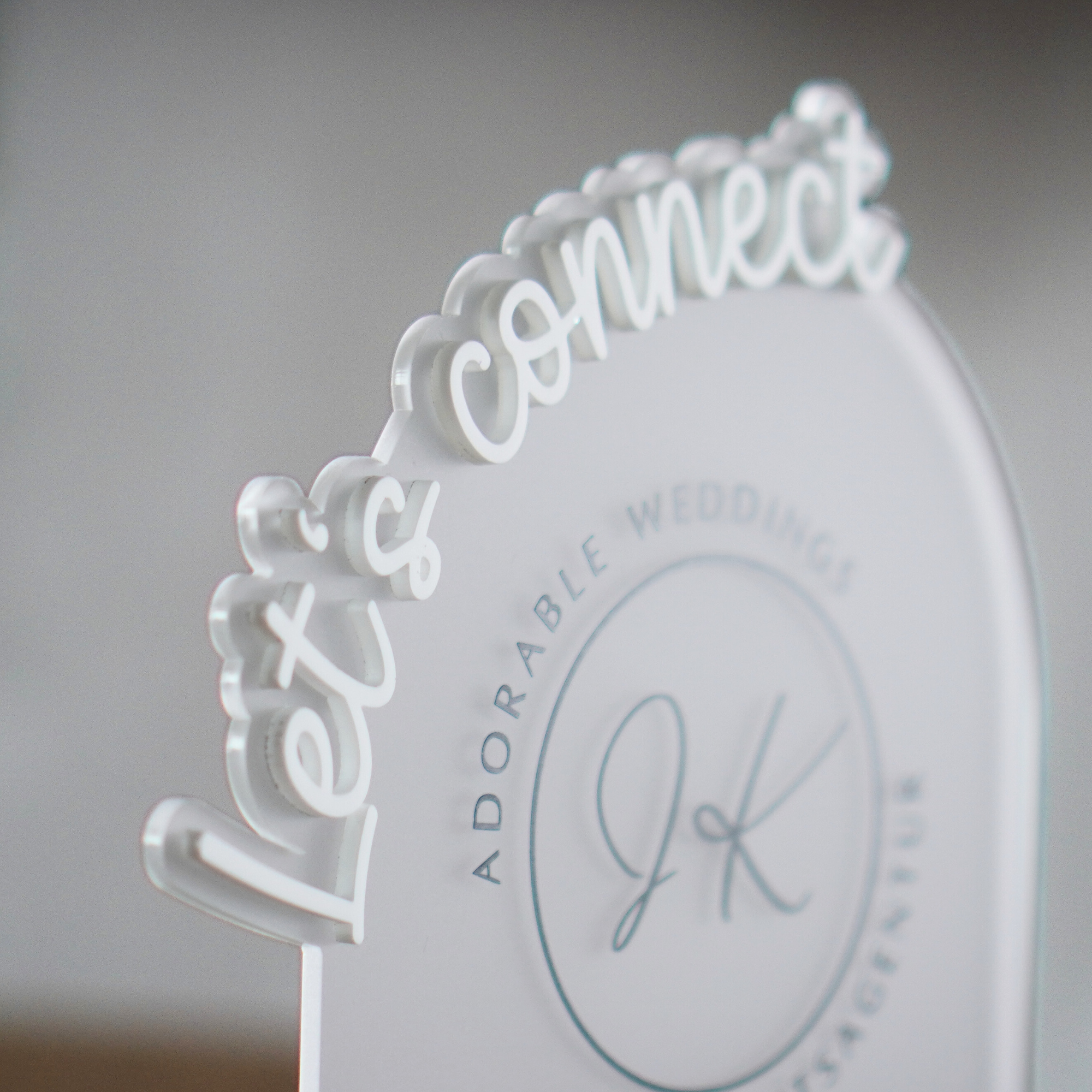 Personalisiertes 3D Tischschild mit Firmenlogo und QR Code