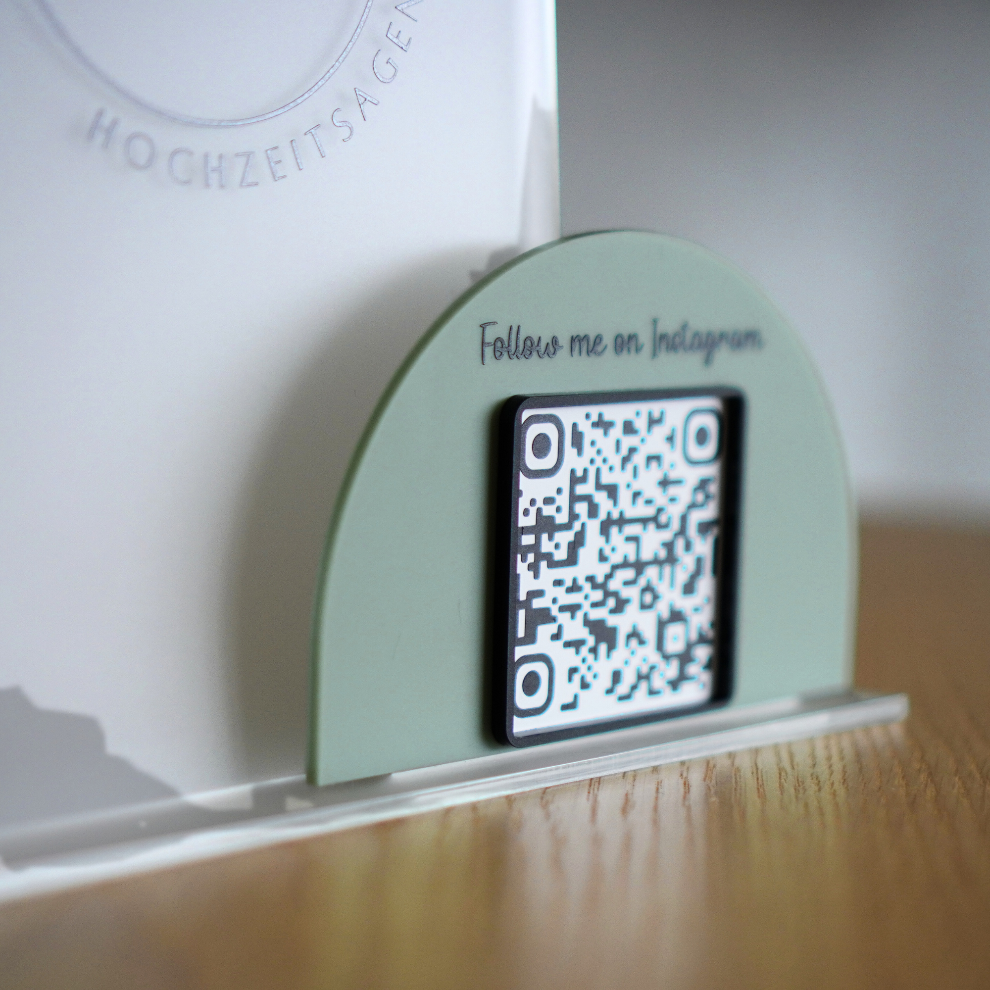Personalisiertes 3D Tischschild mit Firmenlogo und QR Code