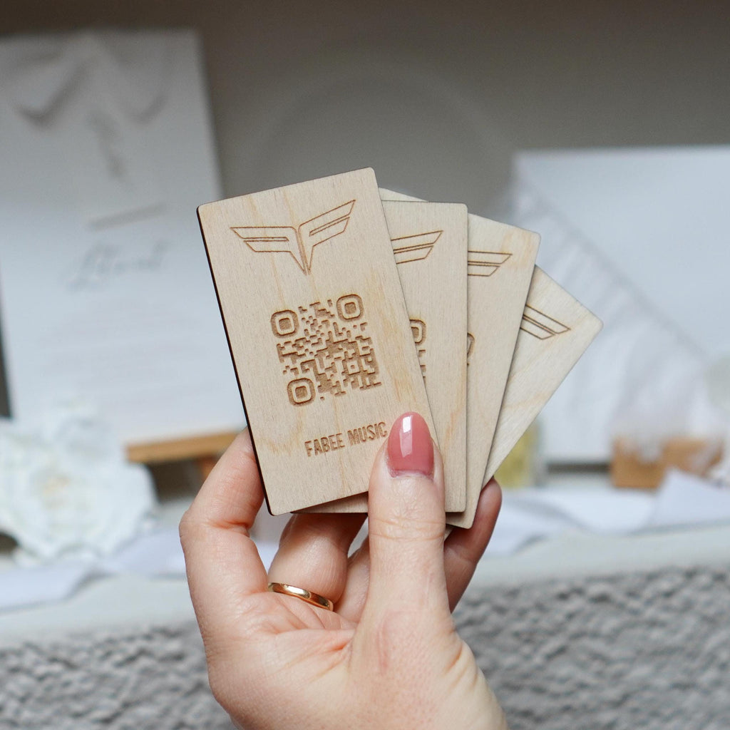 Personalisierte Visitenkarten aus Holz - mit Logo und QR Code