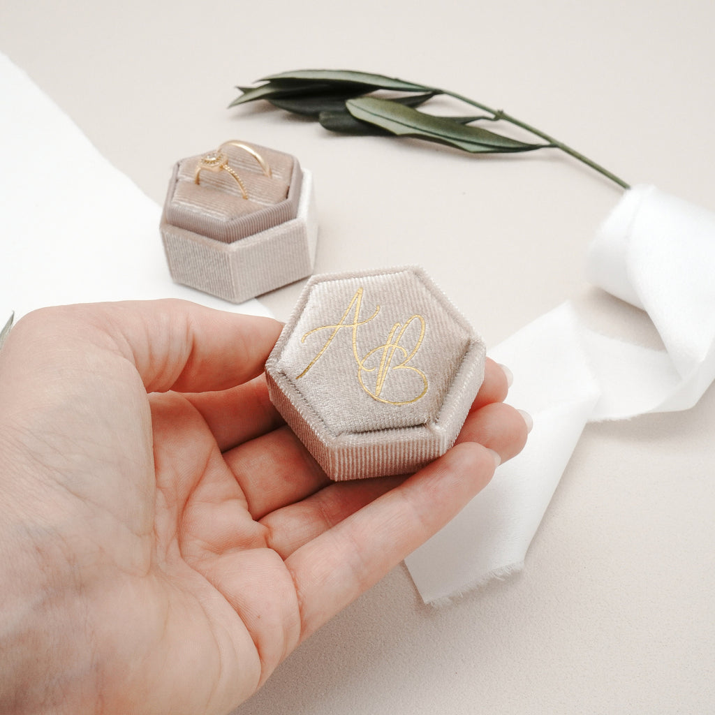 Ringbox mit Monogram in 4 Farben