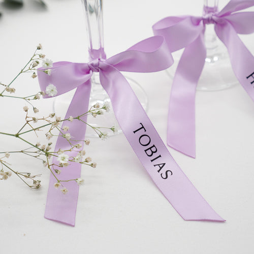 Personalisierte Satinbänder in Flieder