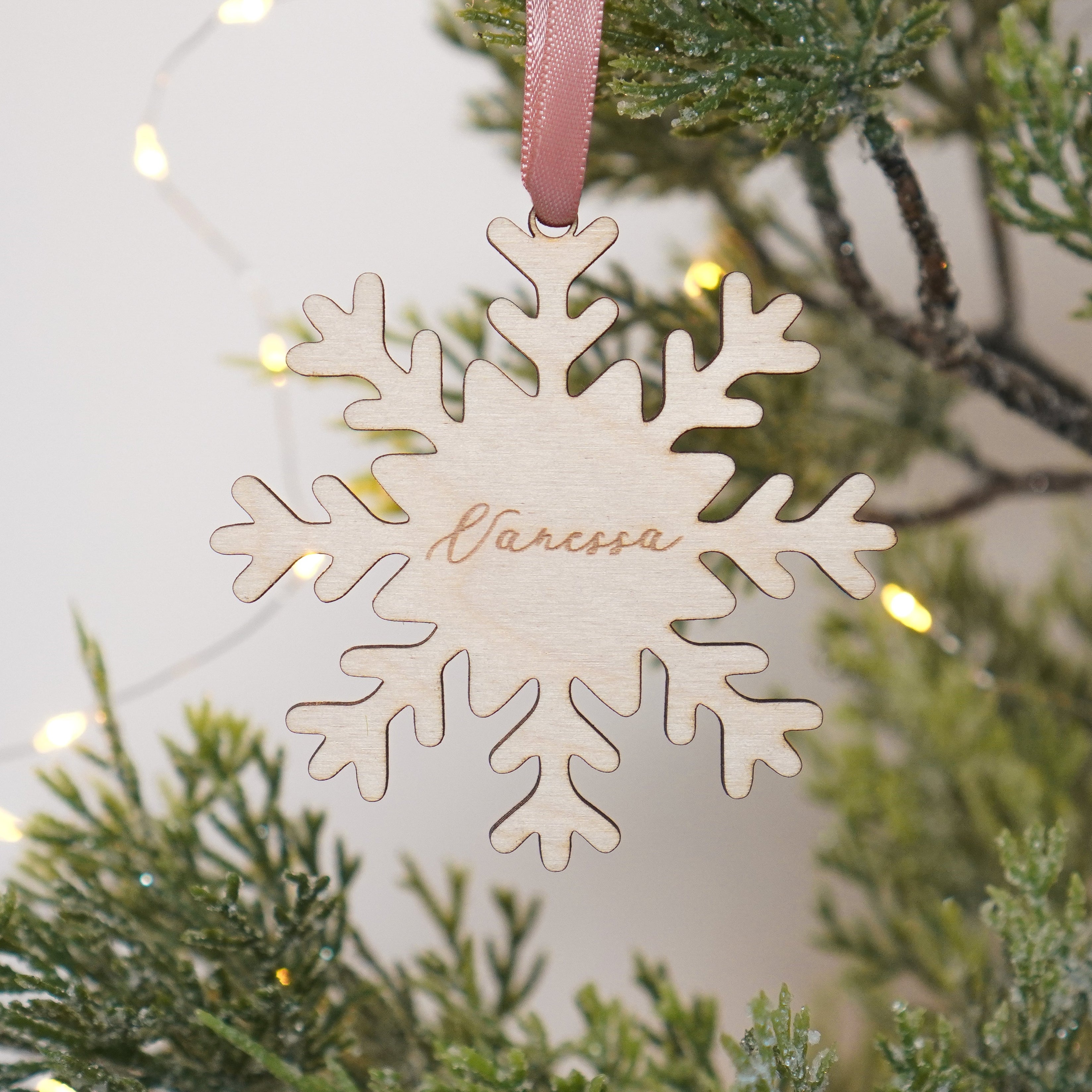 Personalisierte Schneeflocke aus Holz