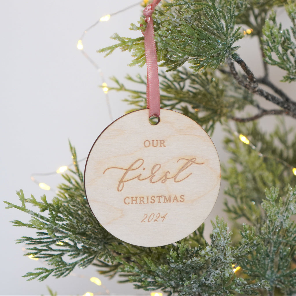 Our first Christmas 2025 - Weihnachtsanhänger aus Holz