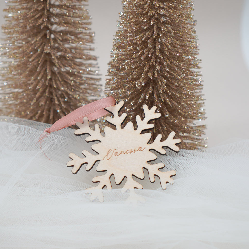 Personalisierte Schneeflocke aus Holz