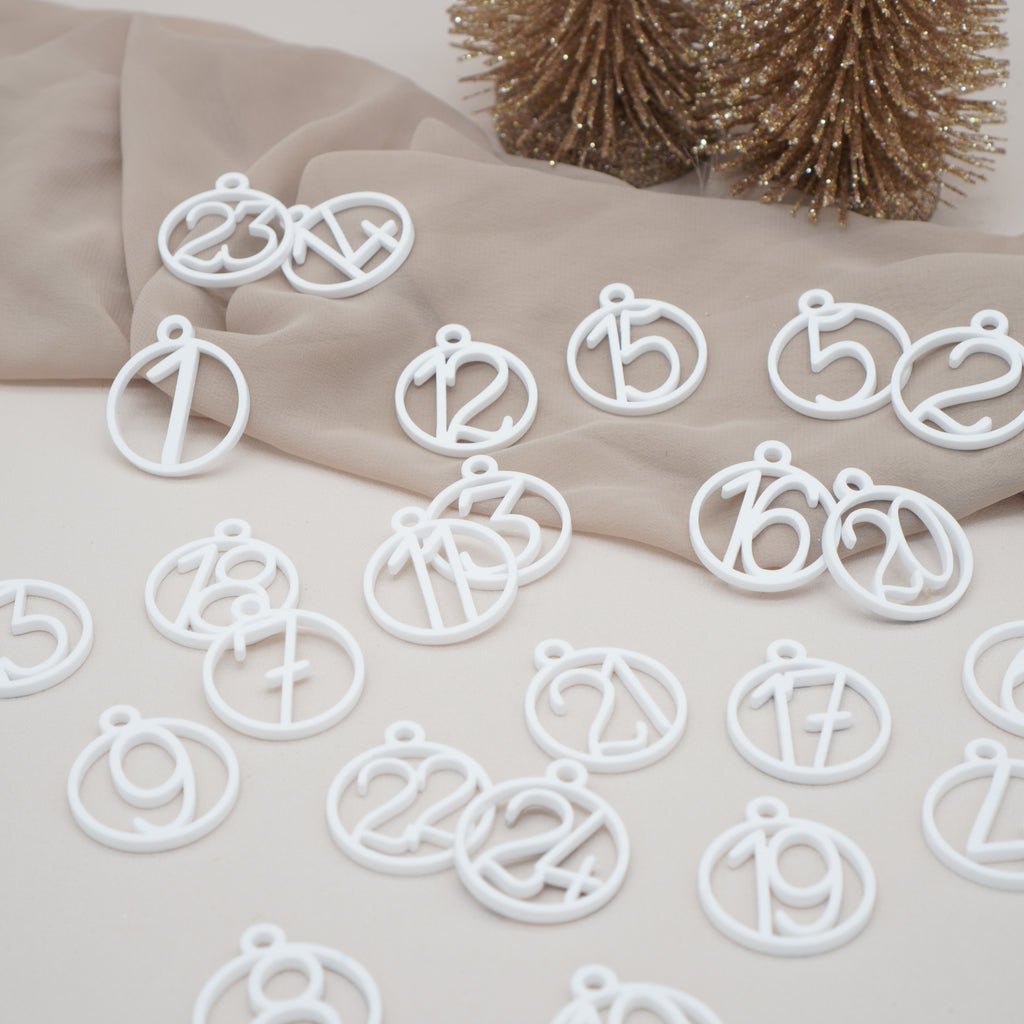 Adventskalender Zahlen in Weiß