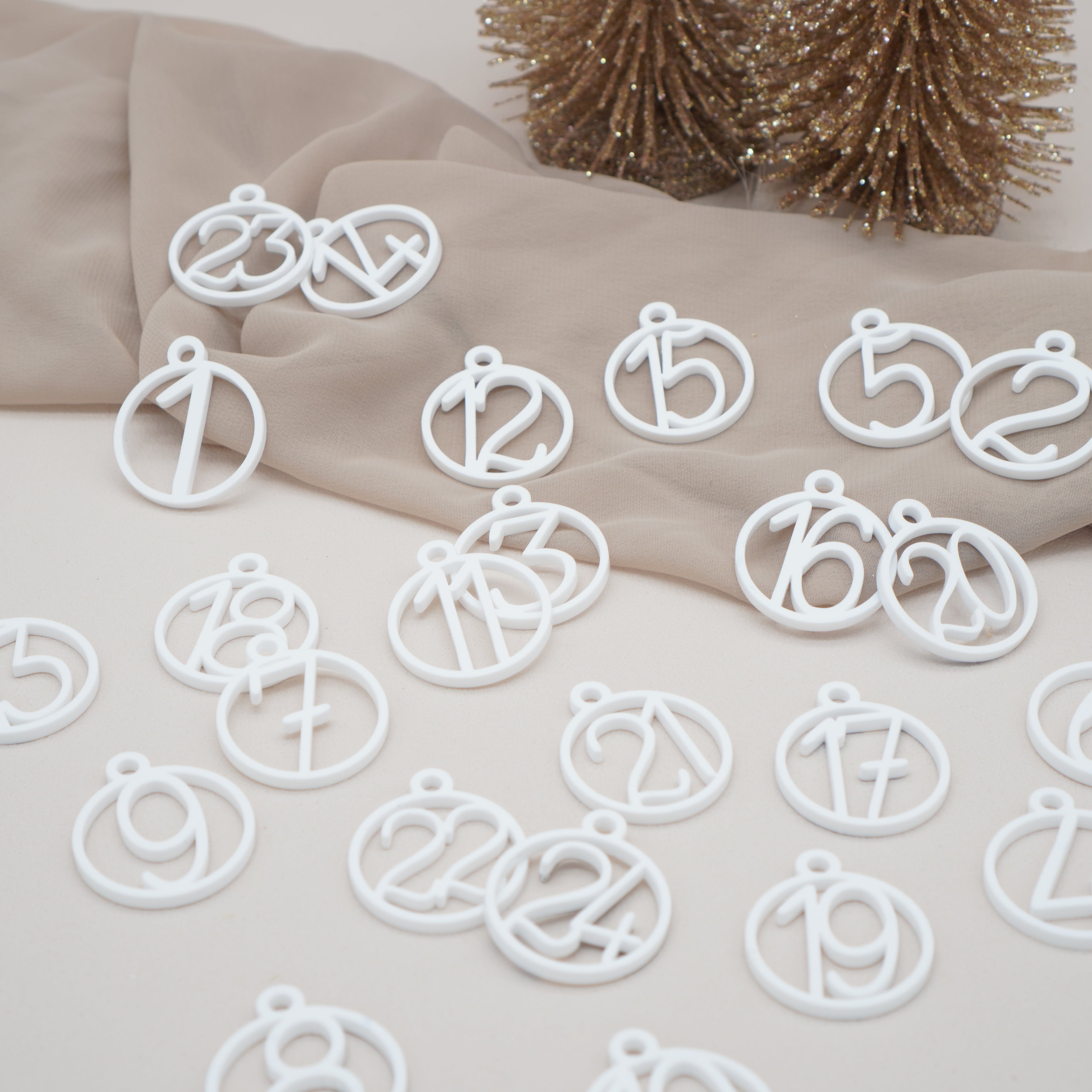 Adventskalender Zahlen in Weiß