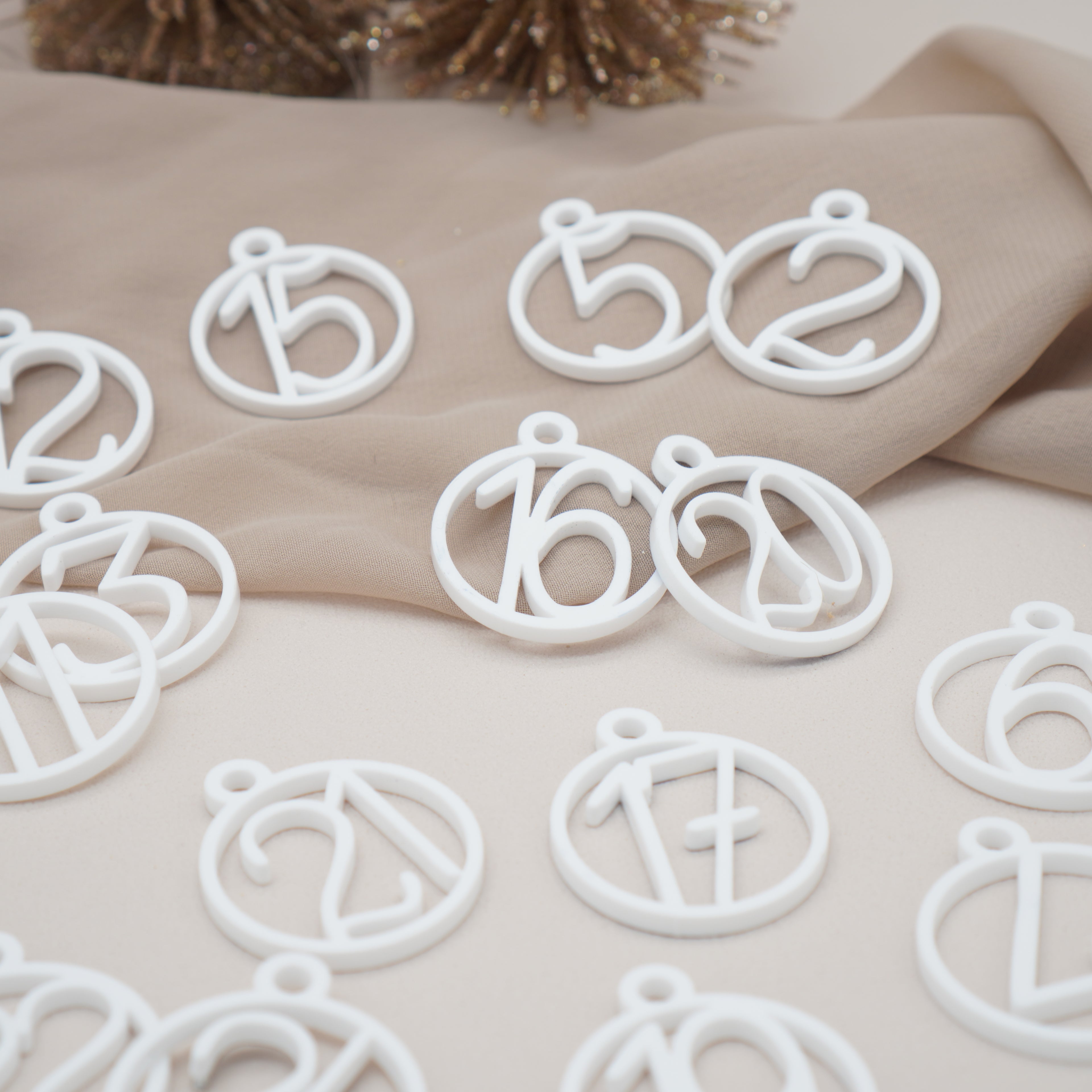 Adventskalender Zahlen in Weiß