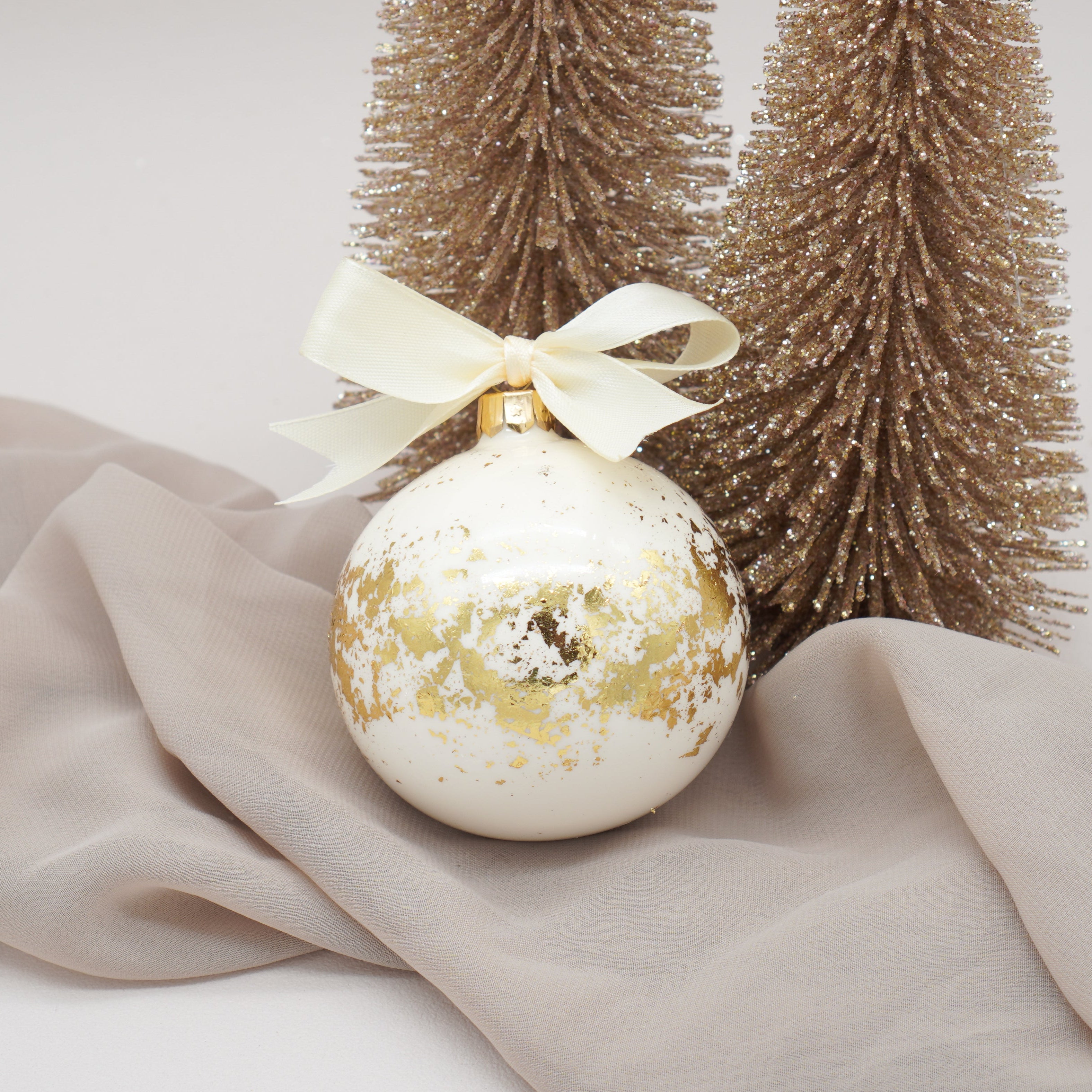 Mundgeblasene Weihnachtskugel mit Blattgold