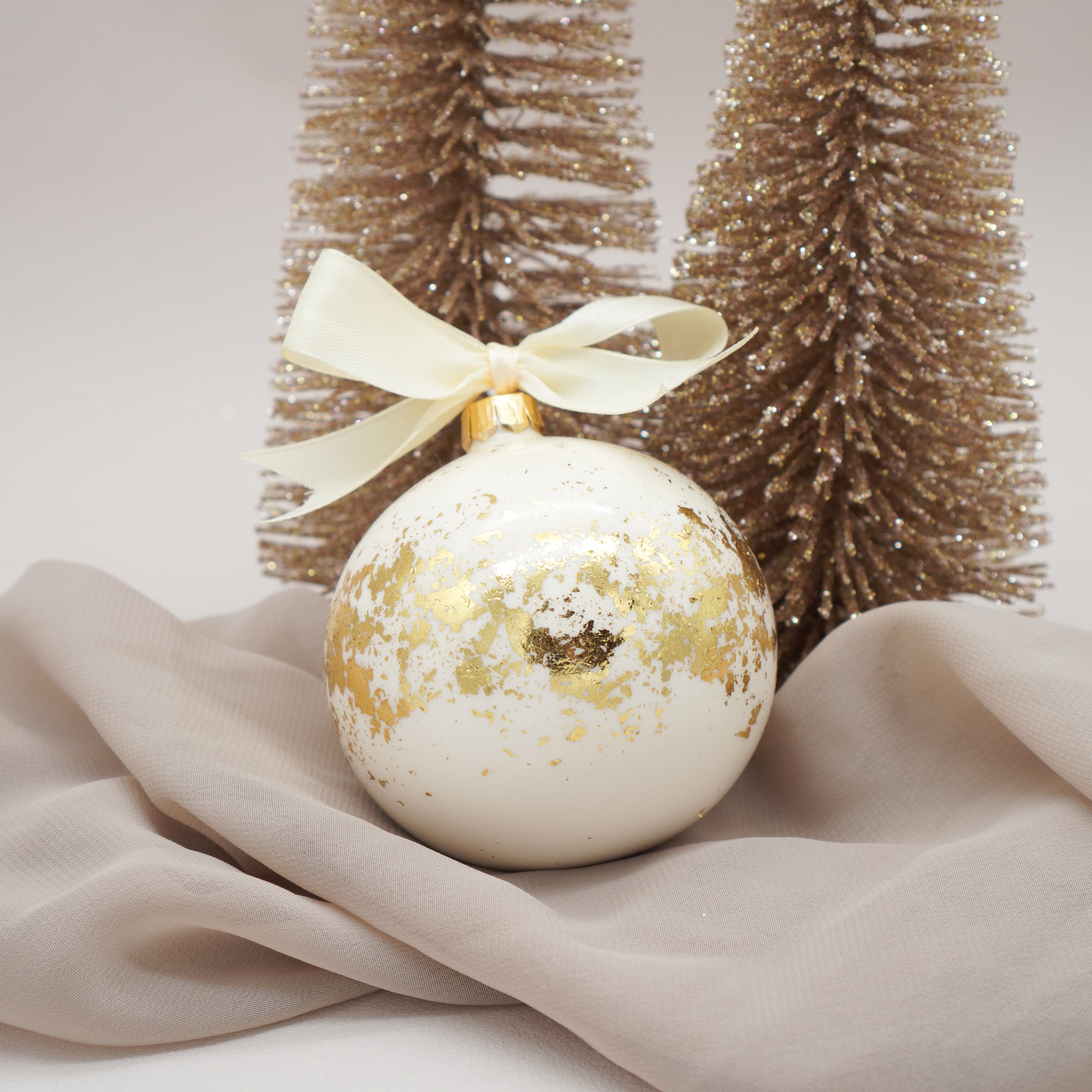 Mundgeblasene Weihnachtskugel mit Blattgold