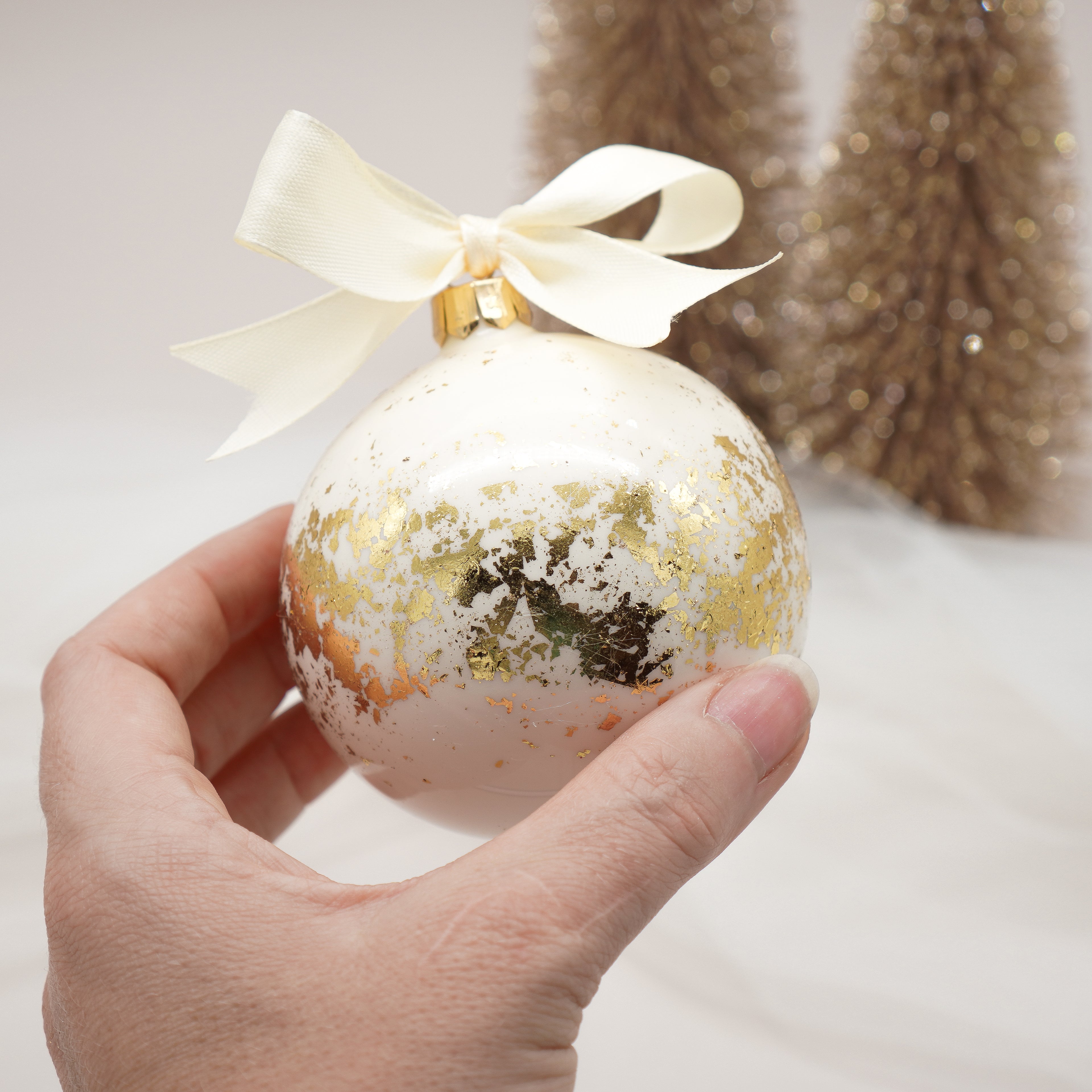 Mundgeblasene Weihnachtskugel mit Blattgold