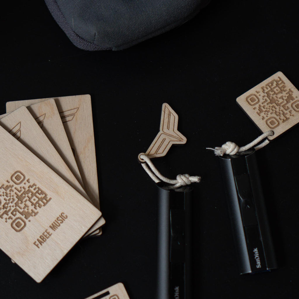 Personalisierte Visitenkarten aus Holz - mit Logo und QR Code