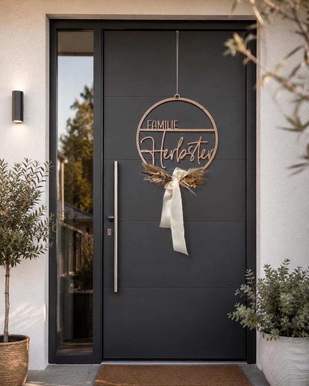 Geschenk zum Einzug – Personalisierter Türkranz mit Familiennamen – Moderne Haustürdeko mit Trockenblumen