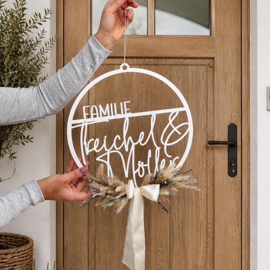 Personalisierter Haustürkranz mit Familienname – Modernes Türschild aus Holz oder Acryl mit Trockenblumen – Geschenk zum Einzug