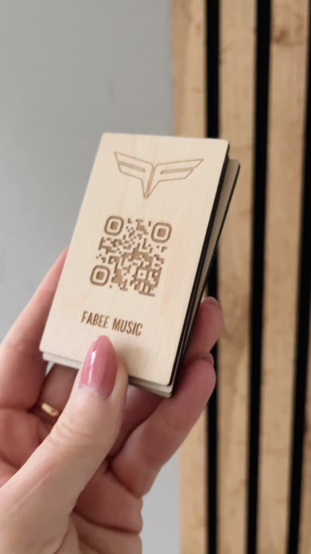 Personalisierte Visitenkarten aus Holz - mit Logo und QR Code